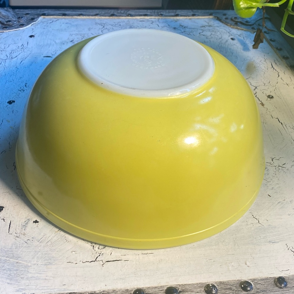 1 Pyrex 404 Yellow 4 Quart primary mixing bowl - Picture 8 of 11